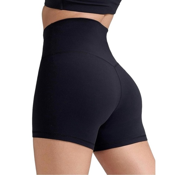 We 1 Fit Bike/Workout/Yoga Women’s Black Shorts Size-M NWOT - Picture 2 of 4